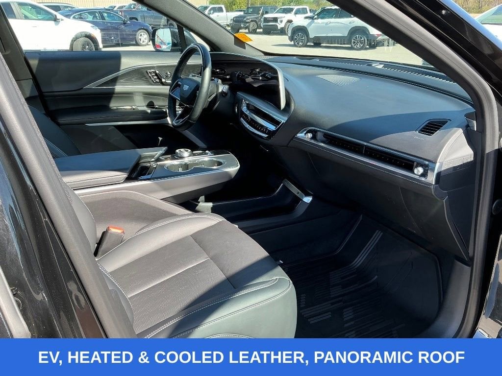 2024 Cadillac LYRIQ Luxury 2